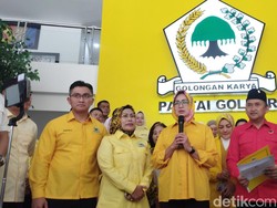 Puja-puji Airin untuk Megawati di Markas Beringin
