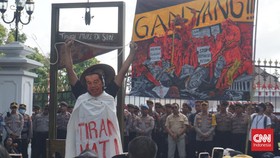 Aksi Jogja Memanggil, Massa Bawa Boneka Jokowi