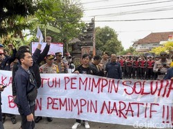 Kawal Pilkada Serentak, Aliansi Bali Menggugat Gelar Aksi di Kantor KPU Bali