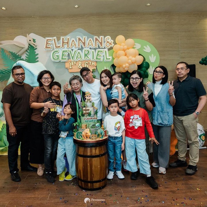 <p>Melalui unggahan tersebut, Viviane juga menuliskan pesan yang cukup panjang untuk putra pertamanya. "Happy birthday cintanya papa mama abang gevaa.. si anak maniss.. anak kalem yang kadang bikin takut mama plus onty uncle-nya klo jadi korban bully temen-temennya," tulis Viviane, dikutip dari laman <em>Instagram@viv_viviane,</em> Selasa (27/8/2024). (Foto: Instagram@viv_viviane)</p>