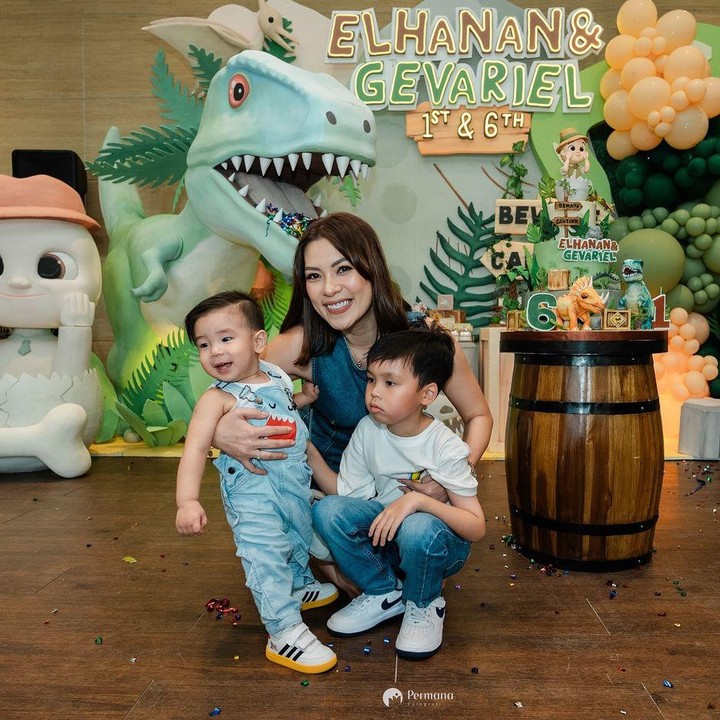 <p>Bukan hanya itu, Viviane juga berharap sang putra bisa tumbuh menjadi anak yang sehat dan penuh dengan suka cita. "Doa mama papa km tumbuh jd anak sehat penuh sukacita selalu ya nak..mama sih selalu percaya klo kita tabur hal yg baik yah km akan menuai yg baik juga," ungkapnya. (Foto: Instagram@viv_viviane)</p>