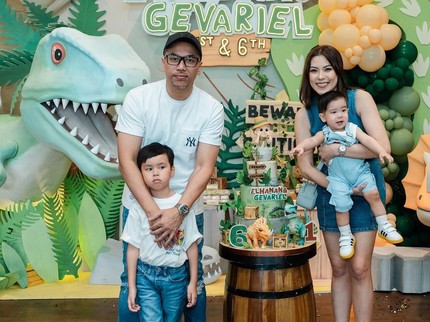 5 Potret Ultah Kedua Anak Sammy Simorangkir dan Viviane, Seru Dirayain Bareng