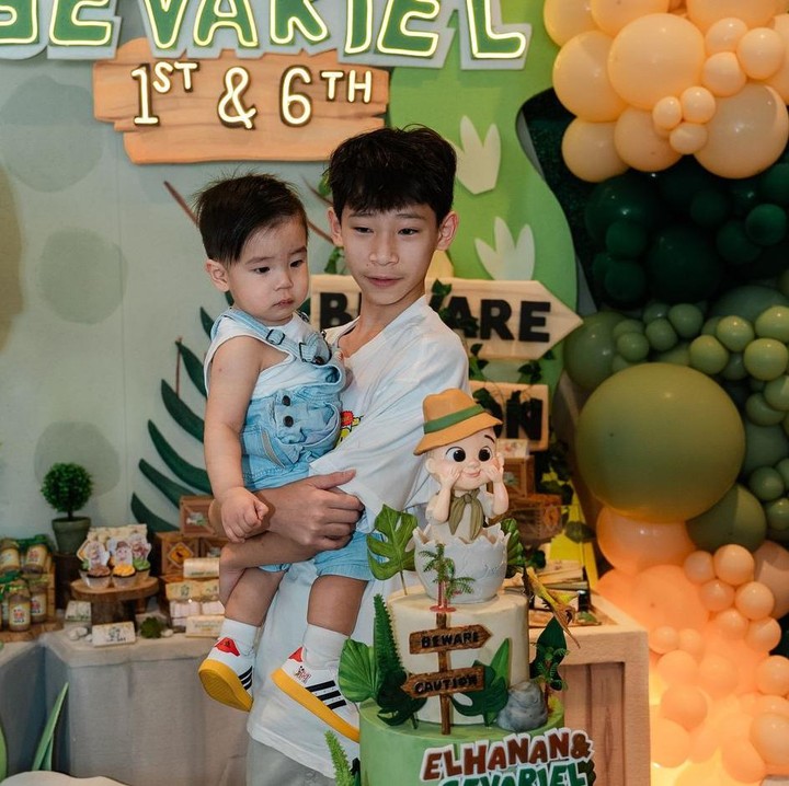 <p>Momen perayaan ulang tahun itu juga dibagikan langsung oleh sang Bunda. Sammy dan Viviane terlihat memilih konsep dinosaurus untuk pesta tersebut. (Foto: Instagram@viv_viviane)</p>