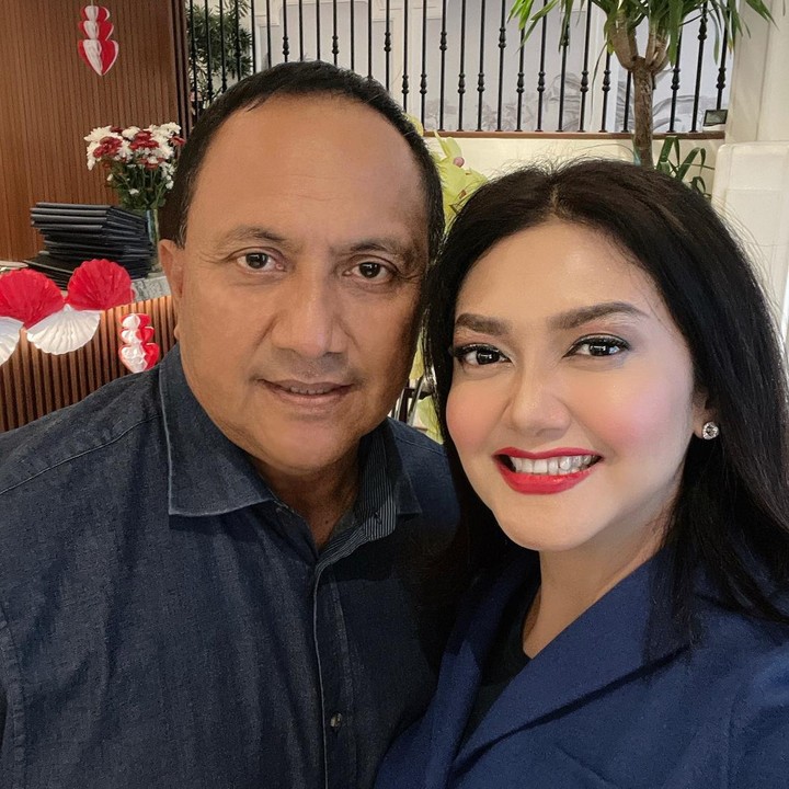<p>Pada 2013, Bella Saphira menikah dengan Agus Surya Bakti yang merupakan seorang duda dua anak. Hingga saat ini, rumah tangga mereka tetap langgeng dan harmonis. (Foto: Instagram @bellasaphiraofficial)</p>