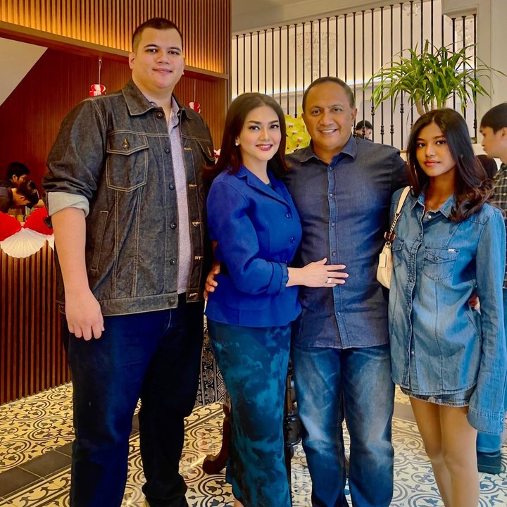 <p>Dari pernikahan itu, Bella Saphira mendapatkan dua orang anak sambung. Mereka adalah Achmad Charliandra dan Diandra Minunet. (Foto: Instagram @bellasaphiraofficial)</p>