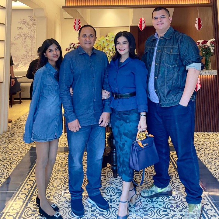 <p>Belum lama ini, Bella membagikan potret terbaru bersama suami dan kedua anak sambung ketika sedang jalan-jalan. Mereka kompak mengenakan busana bernuansa denim. (Foto: Instagram @bellasaphiraofficial)</p>