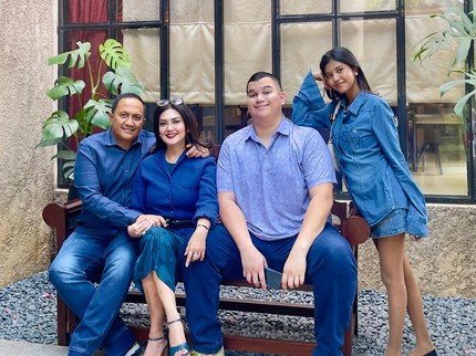 5 Potret Bella Saphira Bersama Suami & Dua Anak Sambung, Si Bungsu Beranjak Dewasa