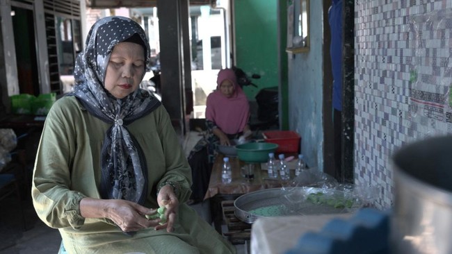 Tak hanya akses permodalan, BRI terlibat langsung dalam pembinaan hingga interaksi langsung dengan para pelaku UMKM Klepon yang tergabung dalam klaster binaan.