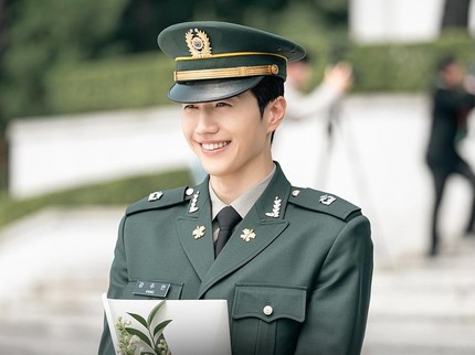 5 Transformasi Kang Hoon dari Anak Sekolah hingga Penyiar Berita Lulusan Militer di Drakor Dear Hyeri