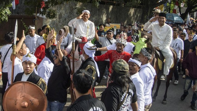 Empat pasangan calon telah mendaftar untuk berkompetisi di Pilgub Jawa Barat 2024. Sejauh ini Dedi Mulyadi tercatat unggul di survei elektabilitas.