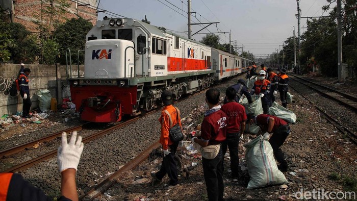 Petugas KAI melakukan penertiban di sepanjang jalur rel kereta dari Stasiun Senen menuju Kramat Sentiong, Jakarta. Gubuk-gubuk liar dibongkar.