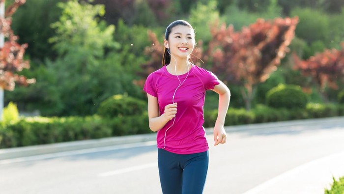 sport woman with mp3 player listening to music