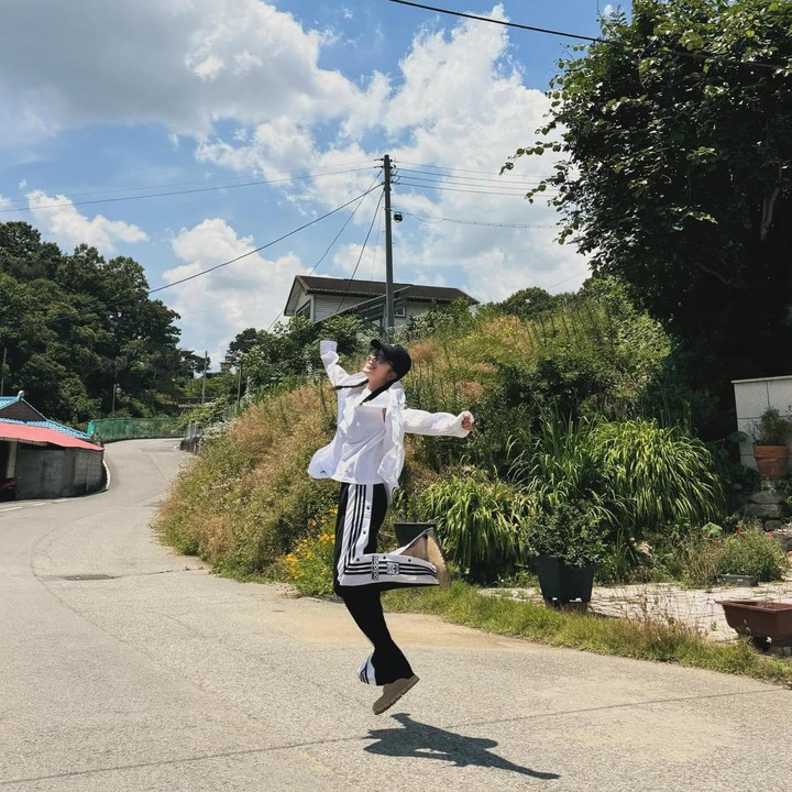<p>Jo Bo Ah memiliki akun Instagram @xxadoraa dengan 1,4 juta pengikut. Meski hanya sesekali mengunggah foto, Jo Bo Ah tak pernah gagal mencuri perhatian netizen. Intip saja potret modisnya dengan gaya busana kasual. (Foto: Instagram @xxadoraa)</p>