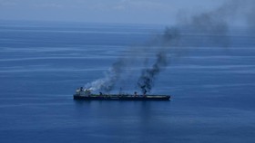 FOTO: Kapal Tanker Minyak Terbakar Diserang Houthi di Laut Merah