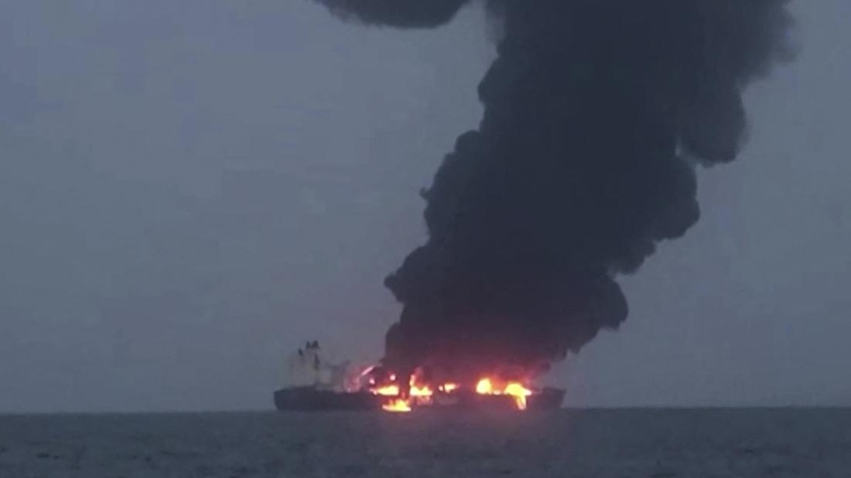 FOTO: Kapal Tanker Minyak Terbakar Diserang Houthi di Laut Merah