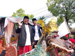 Imron-Agus Daftar Pilbup Cirebon Naik Kereta Paksi Naga Liman ke KPU