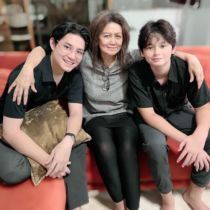 <p>Meski memiliki Ayah yang berbeda, Kenzou Leon Bleszynski Lewis dan Teuku Rassya punya ikatan yang sangat harmonis. Intip saja potret mereka ketika menghabiskan waktu bersama sang nenek. (Foto: Instagram @tamarableszynskiofficial)</p>