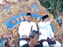 Kereta Kencana Antar Gus Yani-dr Alif Daftar ke KPU Gresik