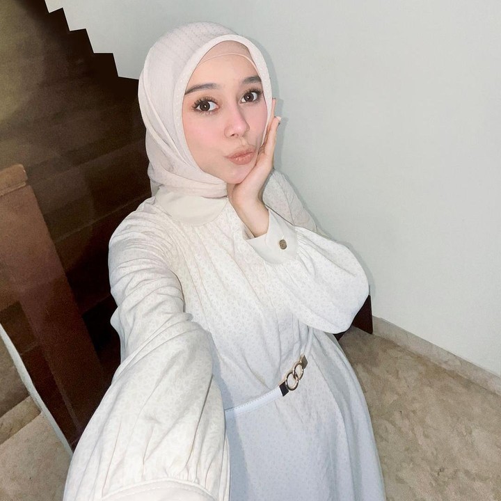 <p>Penyanyi dangdut Lesti Kejora tengah menjalani kehamilan keduanya, Bunda. Lesti sudah mulai memamerkan baby bump kehamilannya ini ke publik. (Foto: Instagram @rizkybillar/ @lestikejora)</p>