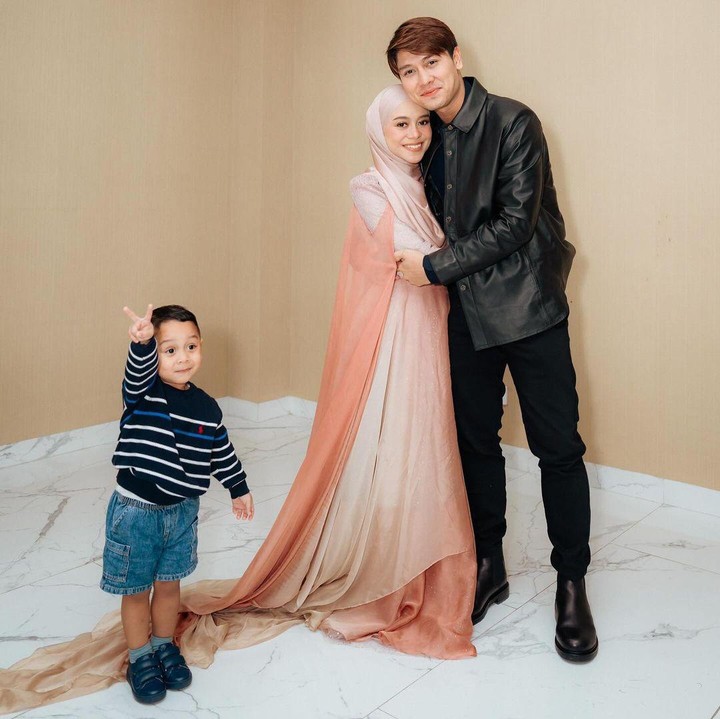 <p>Dalam potret ini, Rizky Billar dan Lesti juga berpose bareng anak pertama mereka, Muhammad Levian Alfatih Billar atau kerap dipanggil Abang L. Putra pertama Lesti ini tampaknya juga sudah tidak sabar menanti kehadiran adik kecilnya. (Foto: Instagram @rizkybillar/ @lestikejora)</p>