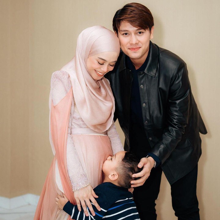 <p>Pada akhir Juli, suami Lesti Kejora, Rizky Billar, mengumumkan kehamilan kedua istrinya ke publik. Dalam unggahan di Instagram ini, Rizky Billar juga mengungkapkan soal keguguran yang pernah dialami istrinya sebelum mendapatkan kehamilan ini, Bunda. Menurut Rizky Billar, sang istri hamil setelah beberapa bulan mengalami keguguran dan baru saja lepas kontrasepsi. (Foto: Instagram @lestikejora)</p>