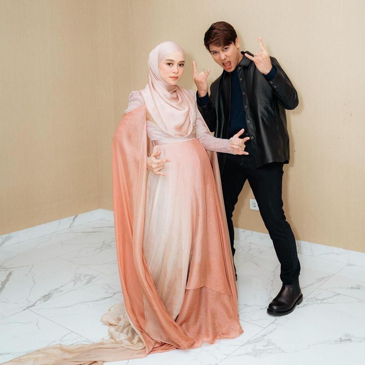 <p>Rizky Billar pertama kali mengumumkan kabar kehamilan Lesti di media sosial. Pria 29 tahun ini mendapatkan kejutan dari istrinya, yakni test pack dengan hasil positif. "<em>Alhamdulillah</em> kami dapat kabar gembira dimana istri saya sedang mengandung adiknya @levianbillar . Mohon doanya ya teman2 agar semuanya diberikan kelancaran dan kemudahan," tulis Rizky Billar. (Foto: Instagram @rizkybillar/ @lestikejora)</p>