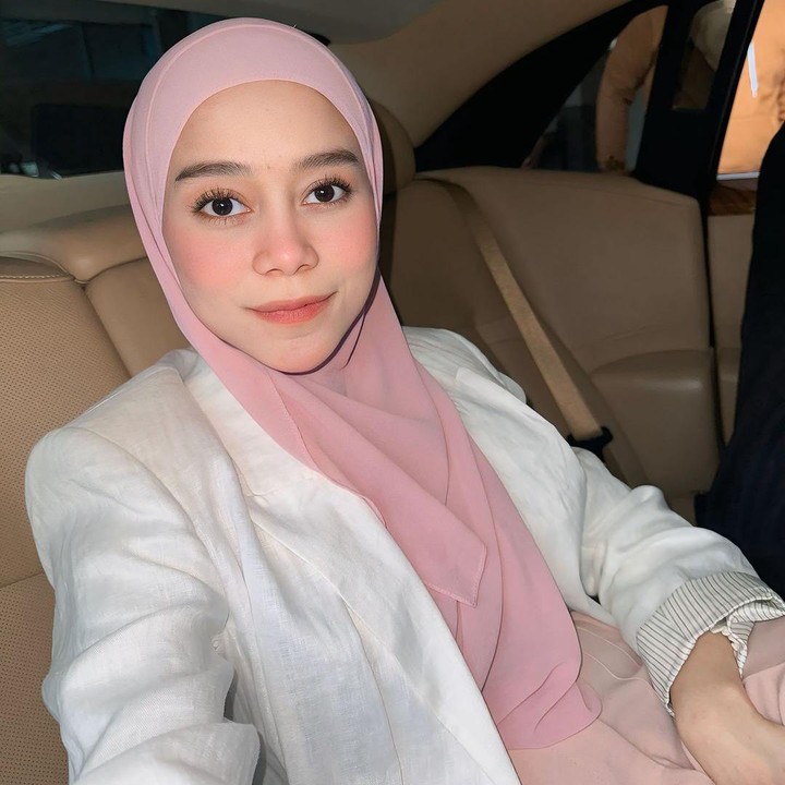 <p>Kehamilan ini menjadi kado terindah bagi Lesti dan Rizky Billar, Bunda. Hal ini mengingat sebelumnya Lesti sempat mengalami keguguran yang tidak diketahui oleh publik. (Foto: Instagram @rizkybillar/ @lestikejora)</p>