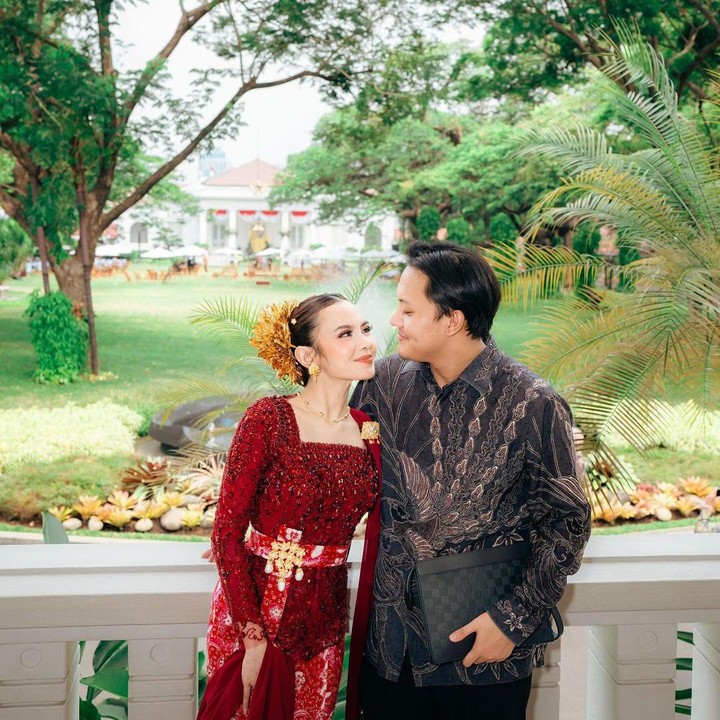 <p>Pose Mahalini dan Iki yang saling menatap ternyata juga sukses menarik perhatian netizen yang ikut terbawa suansana dengan romantisme mereka. “Tergemeyy sedunia, boleh nyempil ga?” tulis akun <em>@mama.*.</em> “Gemes sekaliii euy, bisaa yuk slide foto nya ditambah lagi,” tulis akun <em>@cocobananal*.</em> (Foto: Instagram@rizkyfbian)</p>