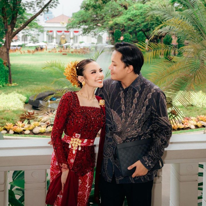 <p>Pada unggahan tersebut, Mahalini terlihat memesona mengenakan kebaya khas tanah kelahirannya yaitu Bali. Sementara sang suami, mengenakan baju batik dan celana hitam. (Foto: Instagram@mahaliniraharja)</p>
