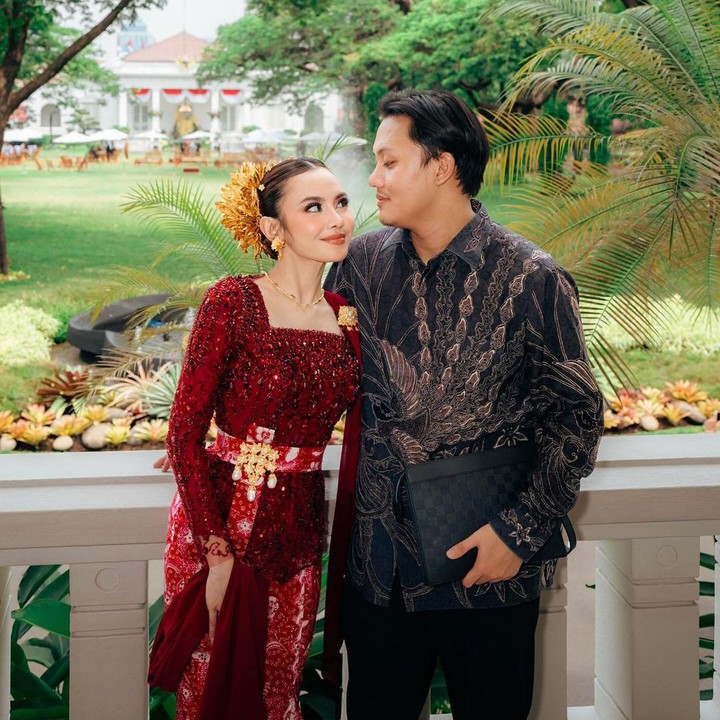 <p>Bahkan, tak sedikit yang memuji kecantikan Mahalini ketika mengenakan kebaya merah maroon itu. “Gadis Bali memang tiada tanding,” tulis akun <em>@asih.arth**.</em> “MasyaAllah cantik banget siii ga ada obat ini mah cantiknya,” tulis akun <em>@lisa**.</em> (Foto: Instagram@mahaliniraharja)</p>