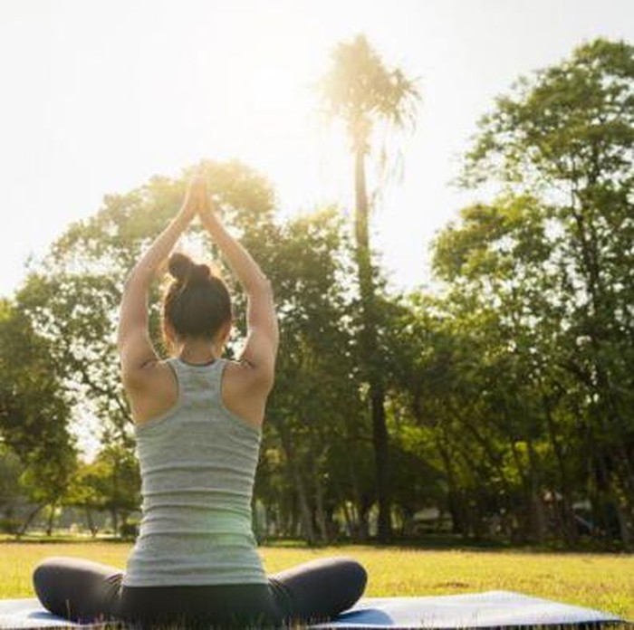 Meredakan stres dengan cara melakukan yoga untuk mencegah penuaan dini /Foto: Freepik/ tirachardz