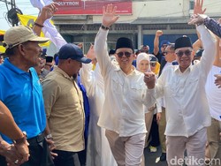 Muraz-Andri Daftar ke KPU Sukabumi Pakai Baju Ala Soekarno dan Hatta