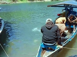 Perjuangan Guru Menantang Sungai di Sukabumi dengan Perahu Bocor