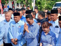 Diantar Pendukung Berbaju Prabowo-Gibran, Amsakar-Li Claudia Daftar ke KPU Batam