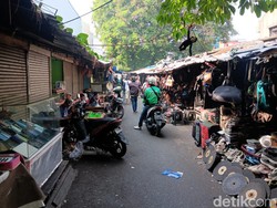 Macam-macam Harta Karun di Pasar Loak Jatinegara