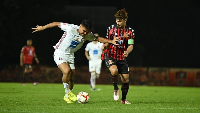 Pemain Timnas Indonesia Asnawi Mangkualam main saat membela Port FC saat kalah 1-2 dari tim juru kunci Liga Thailand Khonkaen United.