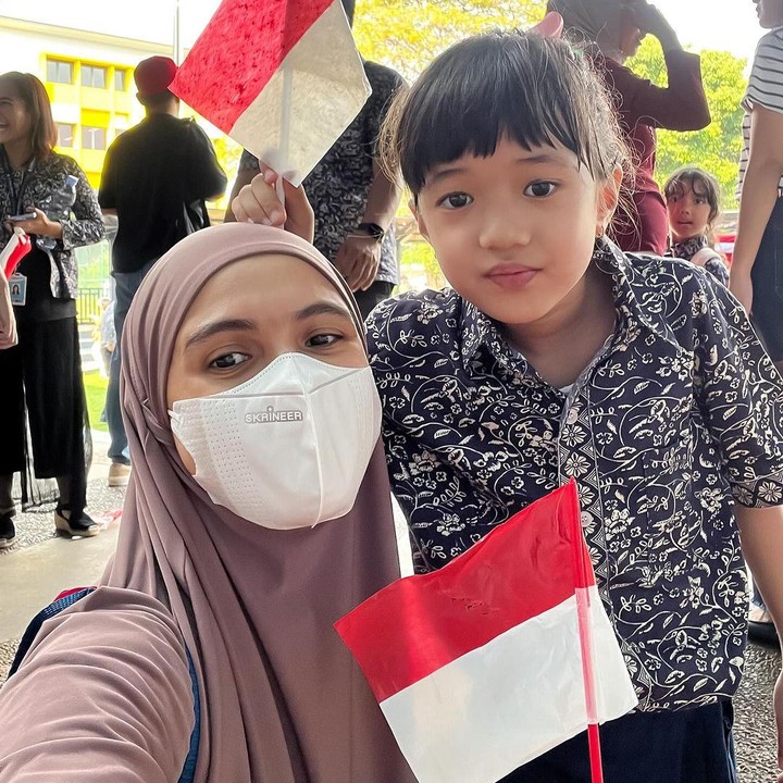<p>"Cantik sekali. Selamat menjadi anak SD adek Uti," kata seorang netizen. "<em>MasyaAllah</em>, semoga menjadi anak yang salihah Nak. Jadi <em>ahlul</em> Quran, kelak menjadi anak yang sukses dunia akhirat, memanggakan kedua orang tuanya, amin," papar netizen lainnya. (Foto: Instagram: @missnyctagina)</p>
