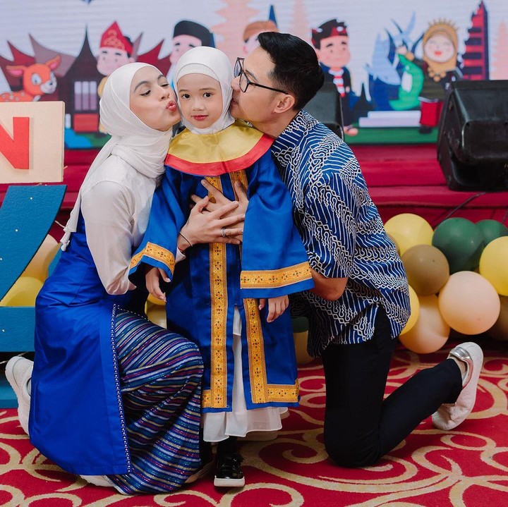 <p>Beberapa waktu lalu Uti baru saja menyelesaikan pendidikannya di TK dan mulai masuk SD. Sang Bunda pun mendoakan agar sang putri tumbuh menjadi anak yang salihah dan selalu semangat bersekolah. (Foto: Instagram: @missnyctagina)</p>