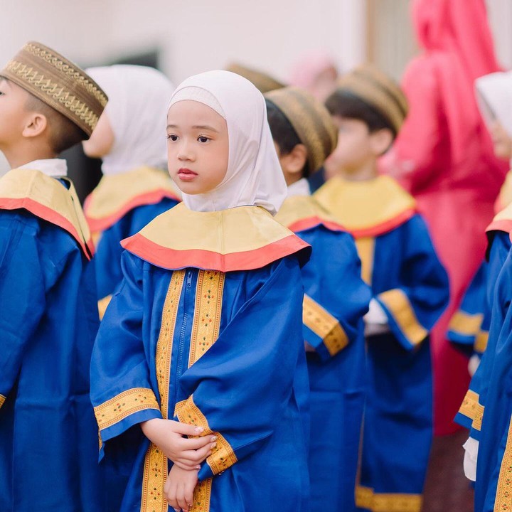 <p>"Semoga adek selalu menjadi anak salihah Ibun dan Papa. Semangat adek berjuang di sekolah yang baru, lingkungan baru, teman-teman baru, termasuk pelajaran dan bahasa pengantar yang beda dari sekolah anak sebelumnya. Yang penting jangan lupa salat," ujar Nycta Gina. (Foto: Instagram: @missnyctagina)</p>