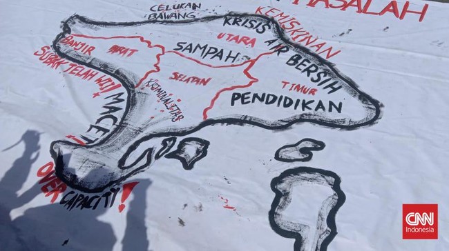 Dalam aksi unjuk rasa di depan KPU Bali pada hari pendaftaran pilkada, aliansi BEM membawa spanduk 'Bali Mengggat' hingga 'Selamatkan Alam Bali'.
