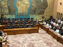2 Hari Berturut-turut Bahlil Rapat dengan DPR, Kini Bareng Bos PLN & Pertamina