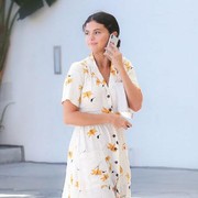 Get The Look: OOTD Dress dan Sneakers ala Selena Gomez