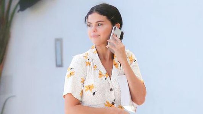 Get The Look: OOTD Dress dan Sneakers ala Selena Gomez