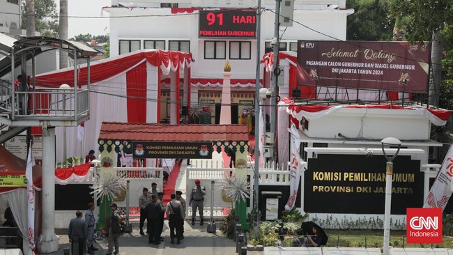 Ribuan personel TNI-Polri dikerahkan untuk mengamankan pendaftaran pasangan calon gubernur-calon wakil gubernur di Kantor KPU DKI Jakarta, Rabu (28/8) ini.