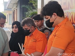 Tampang 2 Bule Penipu Modus Tukar Uang di Jogja saat Diciduk Polisi