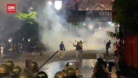 VIDEO: Momen Bentrokan Massa dan Polisi di Semarang. Korban Berjatuhan