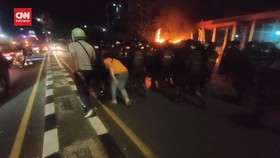 VIDEO: Momen Polisi dan Warga Bubarkan Mahasiswa Makassar Blokir Jalan