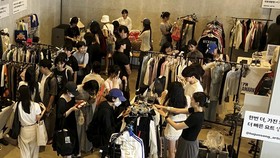 FOTO: Kala Muda-mudi Korsel 'Keranjingan' Tren <i>Thrifting</i>