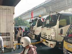 Truk Mogok di Tengah Lampu Merah, Lalin Cengkareng Macet Parah