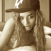 Keren! Tyla Pamer Selfie Pakai Topi dari Brand Lokal Indonesia